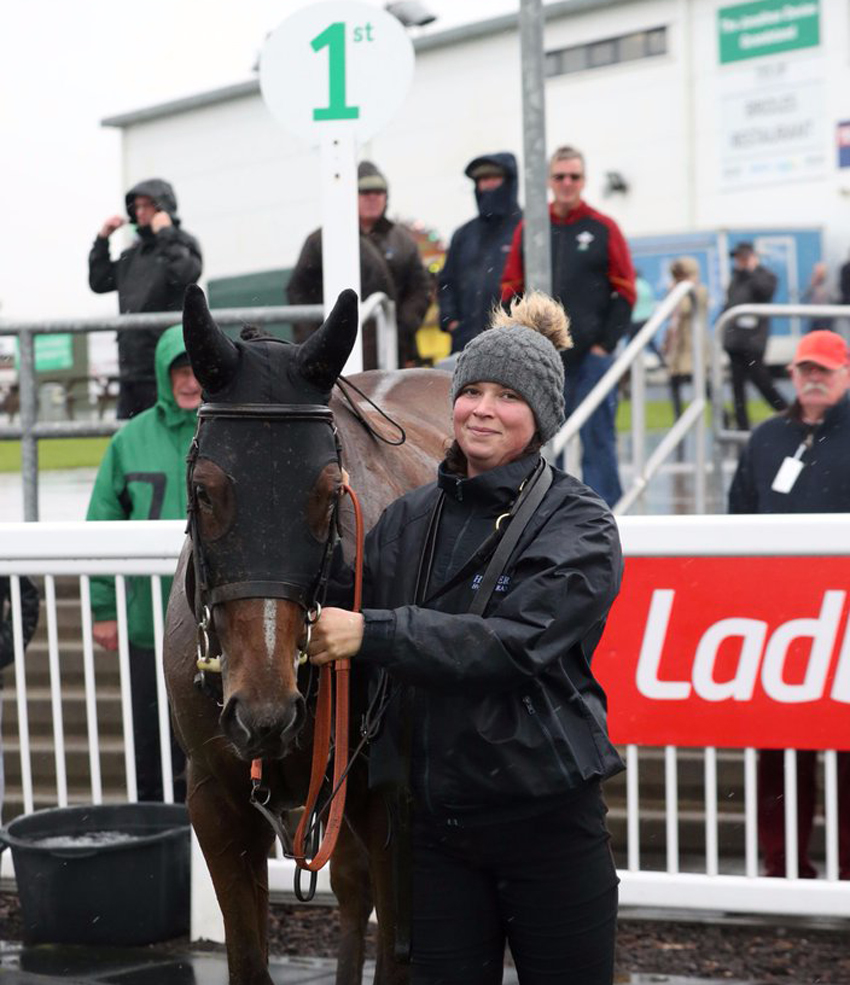 Emma Lavelle Racing's Laura Scrivener with wet but victorious Woolstone One (Photo from @FfosLasRC)